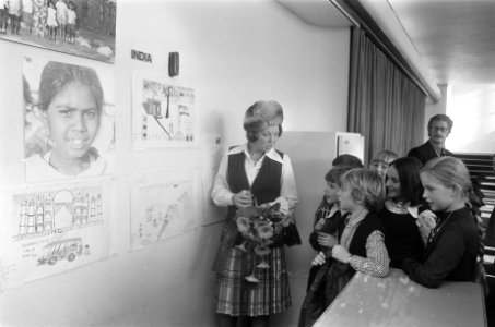 Prinses Beatrix bij opening tentoonstelling Tekeningen uit SOS-kinderdorpen in, Bestanddeelnr 927-5568