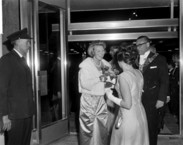 Prinses Beatrix bij opening nieuwe stadsschouwburg te Eindhoven, aankomst Prinse, Bestanddeelnr 916-9617