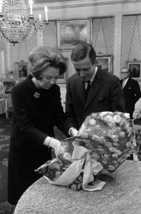 Prinses Beatrix en Claus namen eerste geschenkendoos in ontvangst op Paleis Soes, Bestanddeelnr 918-8041