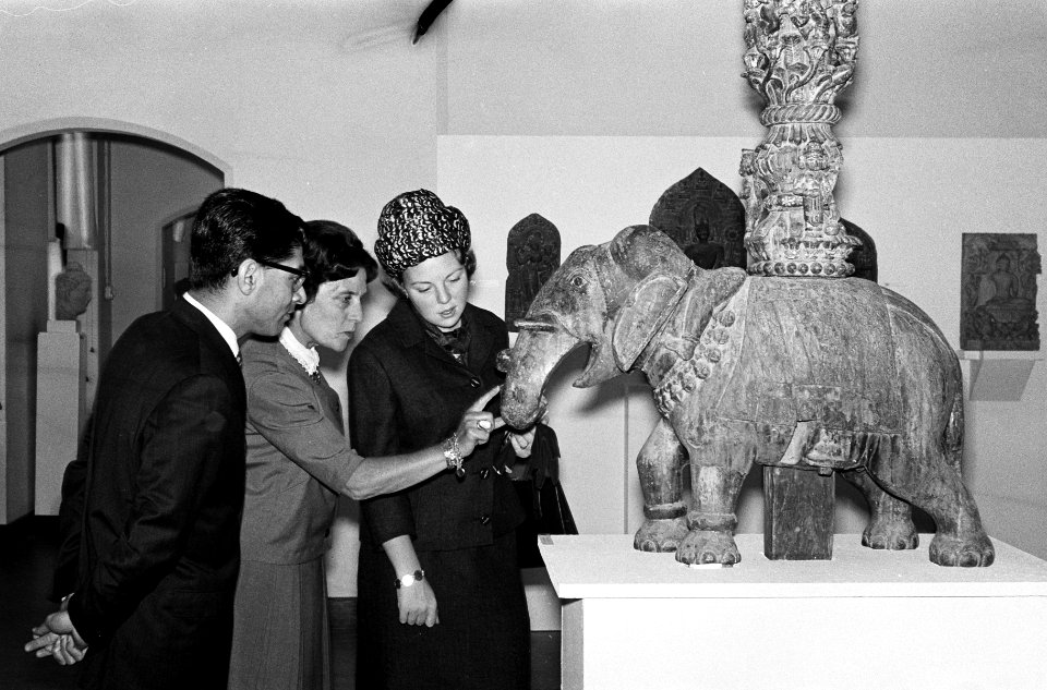 Prinses Beatrix bracht particulier bezoek aan het Centraal Museum te Utrecht Me, Bestanddeelnr 915-1204