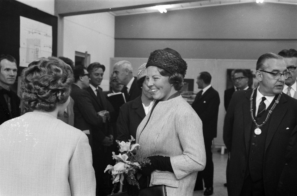 Prinses Beatrix bracht bezoek aan het jeugdfestival Velp, rechts van haar de bur, Bestanddeelnr 914-2444