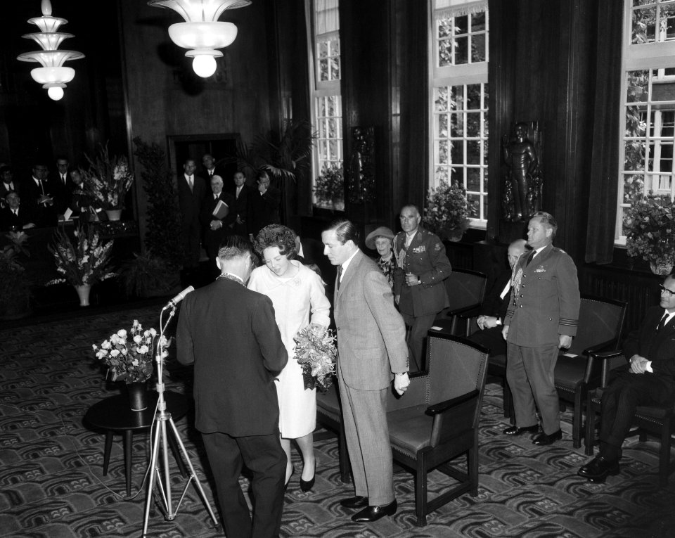 Prinses Beatrix en Claus bezoeken Amsterdam, in de Raadszaal, Bestanddeelnr 917-9315