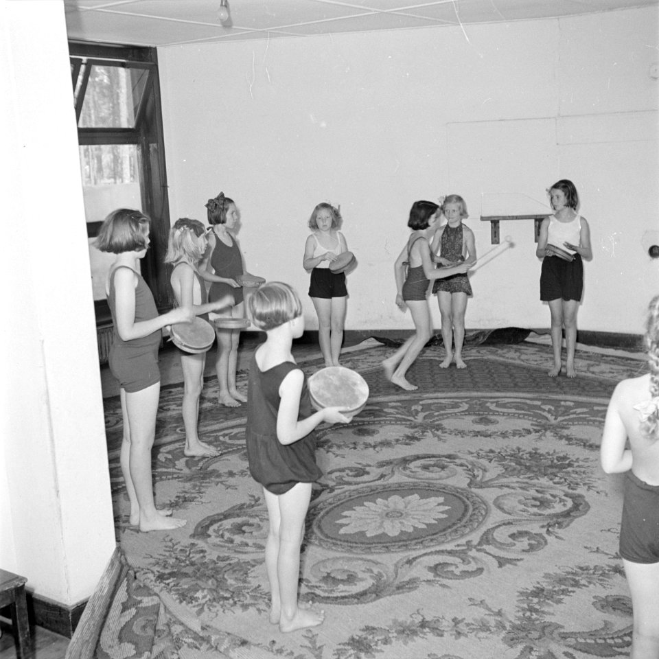 Prinses Beatrix en andere leerlingen met tamboerijnen in hun hand tijdens de gym, Bestanddeelnr 255-7394