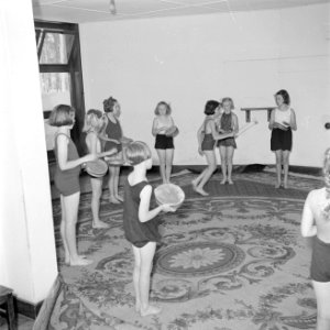 Prinses Beatrix en andere leerlingen met tamboerijnen in hun hand tijdens de gym, Bestanddeelnr 255-7394