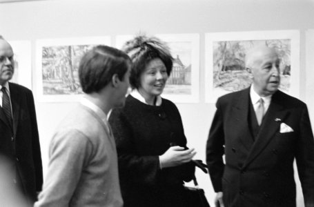 Prinses Beatrix bij Haagse Academie voor Beeldende Kunst links Cor Heyntjes , re, Bestanddeelnr 914-7017