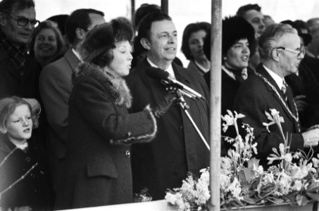 Prinses Beatrix doopt cutterzuiger Oranje in Hardinxveld schip, Bestanddeelnr 929-5624