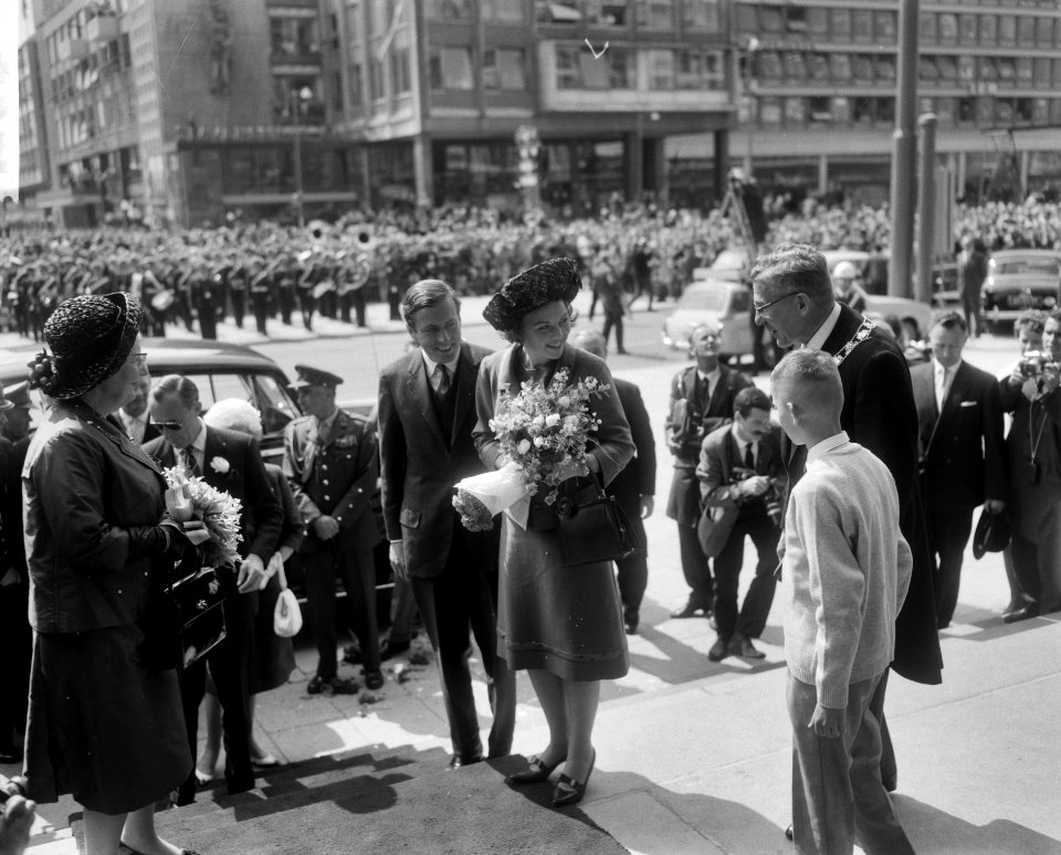 Prinses Beatrix en Claus bezoeken Rotterdam, Prinses Beatrix en Claus op de pier, Bestanddeelnr 917-9506