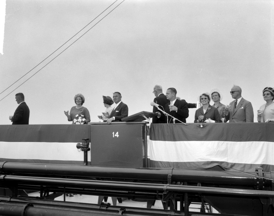Prinses Beatrix doopte grootste tanker Esso Den Haag op Noordzee, Bestanddeelnr 915-3330