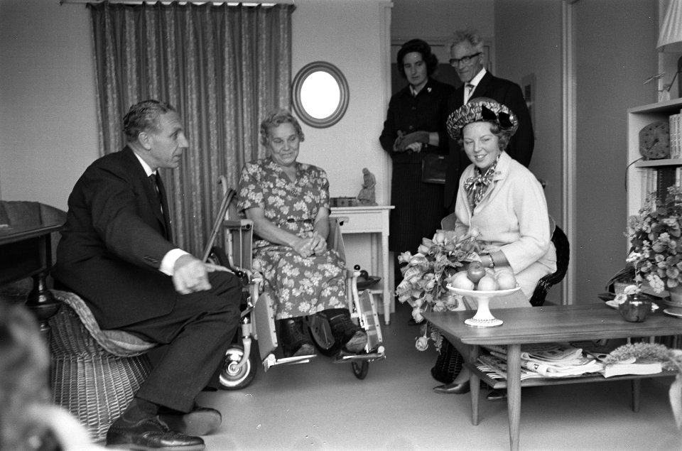 Prinses Beatrix bracht een bezoek aan een woning voor polio-patienten, vlnr , Bestanddeelnr 914-2947