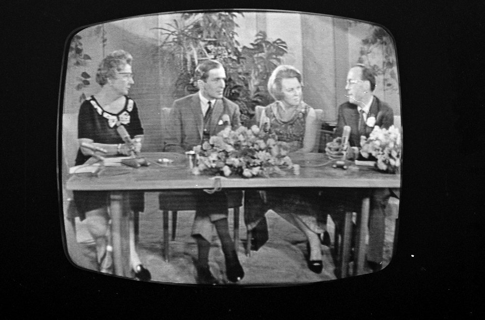 Prinses Beatrix en Claus von Amsberg tijdens interview v.l.n.r. koningin Juliana, Bestanddeelnr 917-9096