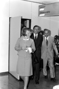 Prinses Beatrix en Claus op Schiphol terug uit Oostenrijk (bij bordje babyverzor, Bestanddeelnr 920-6517