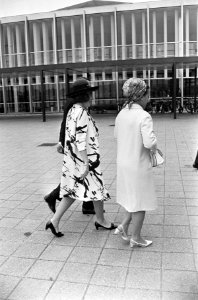 Prinses Beatrix bij aankomst bij het RAI Congrescentrum, Bestanddeelnr 920-4299