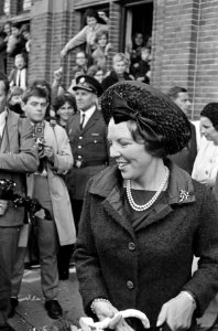 Prinses Beatrix en Claus brachten bezoek aan Zwolle, prinses Beatrix verlaat pro, Bestanddeelnr 918-1611