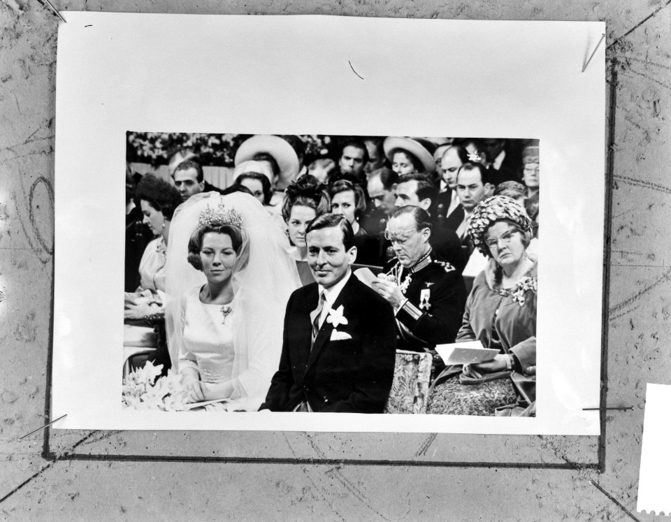 Prinses Beatrix en Claus in de kerk. Achter hen prins Bernhard en koningin Julia, Bestanddeelnr 918-9041