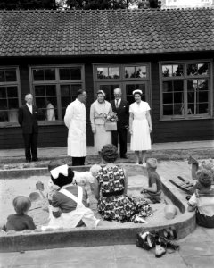 Prinses Beatrix bezoekt Friesland en Groningen, bezoek aan diverse instellingen, Bestanddeelnr 910-6329