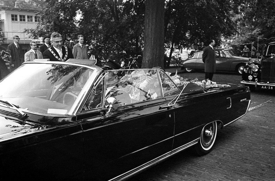 Prinses Beatrix en Claus bezoeken Rotterdam, Prinses Beatrix en Claus in de auto, Bestanddeelnr 917-9474