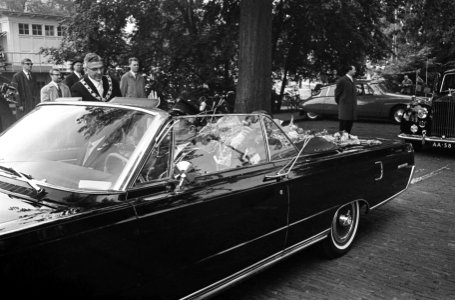 Prinses Beatrix en Claus bezoeken Rotterdam, Prinses Beatrix en Claus in de auto, Bestanddeelnr 917-9474
