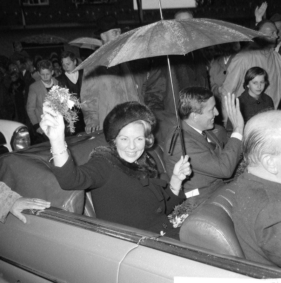 Prinses Beatrix en Claus bezoeken Hitzacker, prinses Beatrix en Claus in de auto, Bestanddeelnr 918-2555