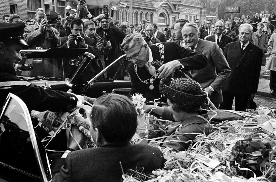 Prinses Beatrix en Claus bezoeken Rotterdam, Prinses Beatrix en Claus in de auto, Bestanddeelnr 917-9476