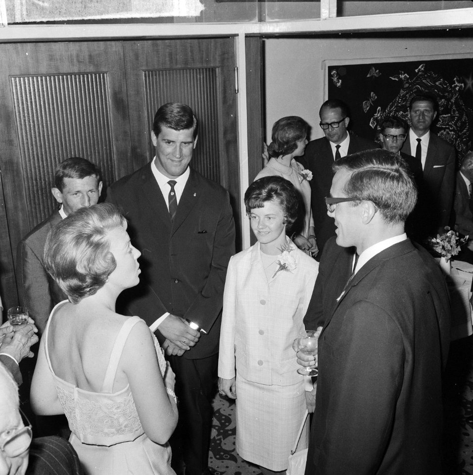 Prinses Beatrix bij de Club van 144 tijdens de receptie, v.l.n.r. Prinses Beatri, Bestanddeelnr 916-4613