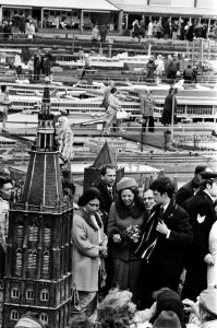 Prinses Beatrix en mevrouw Begem Ziaur Rahman bezoeken Madurodam, Bestanddeelnr 930-2278