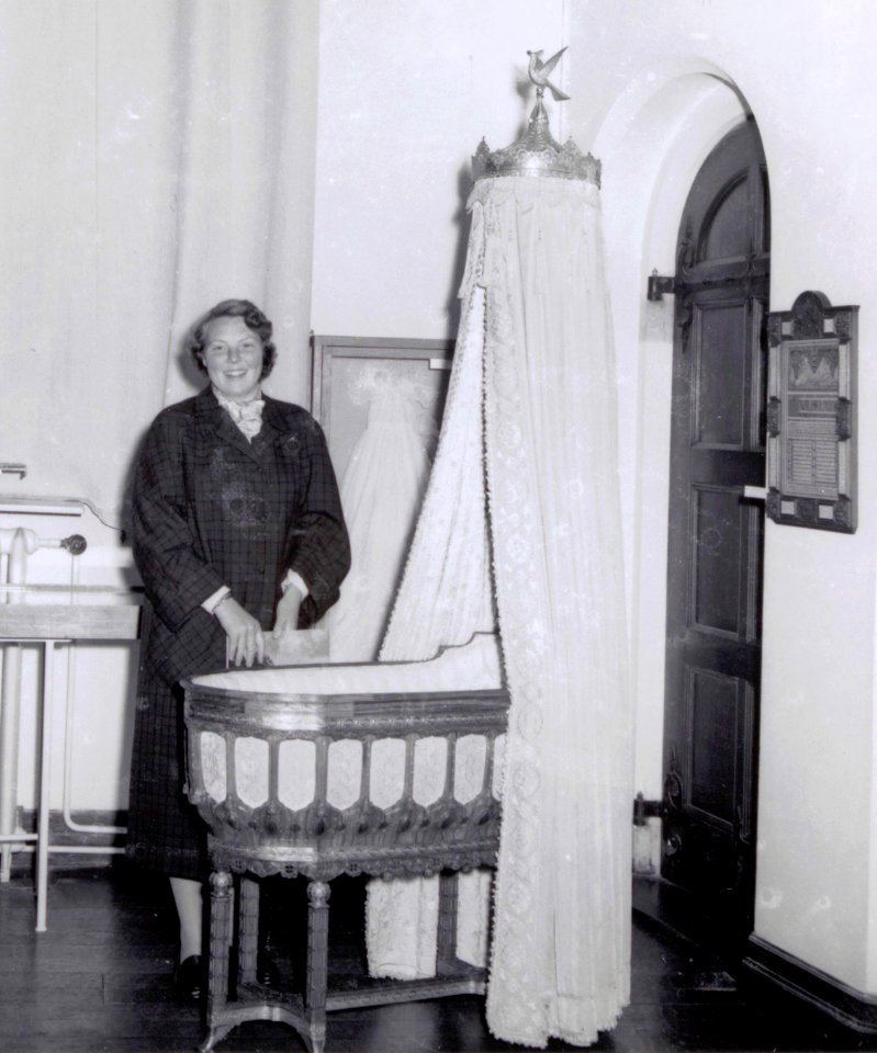 Prinses Beatrix bij de wieg waarin generaties Oranjes als baby hebben gelegen (1956)