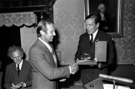 Prins Claus reikt Dr H P Heinekenprijs uit aan prof dr L H M van Deenen, Bestanddeelnr 928-5970