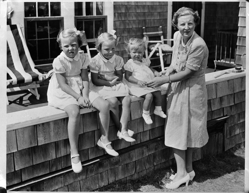 Prinses Juliana en haar drie dochters in Chatham (Massachusetts), waar zij de zo, Bestanddeelnr 934-8404
