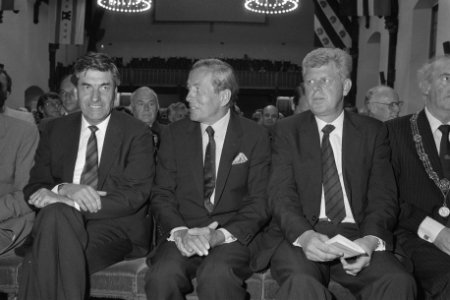 Prins Claus reikt Koning Willem I Prijs 1984 uit aan Gist Brocades NV premier , Bestanddeelnr 933-0081