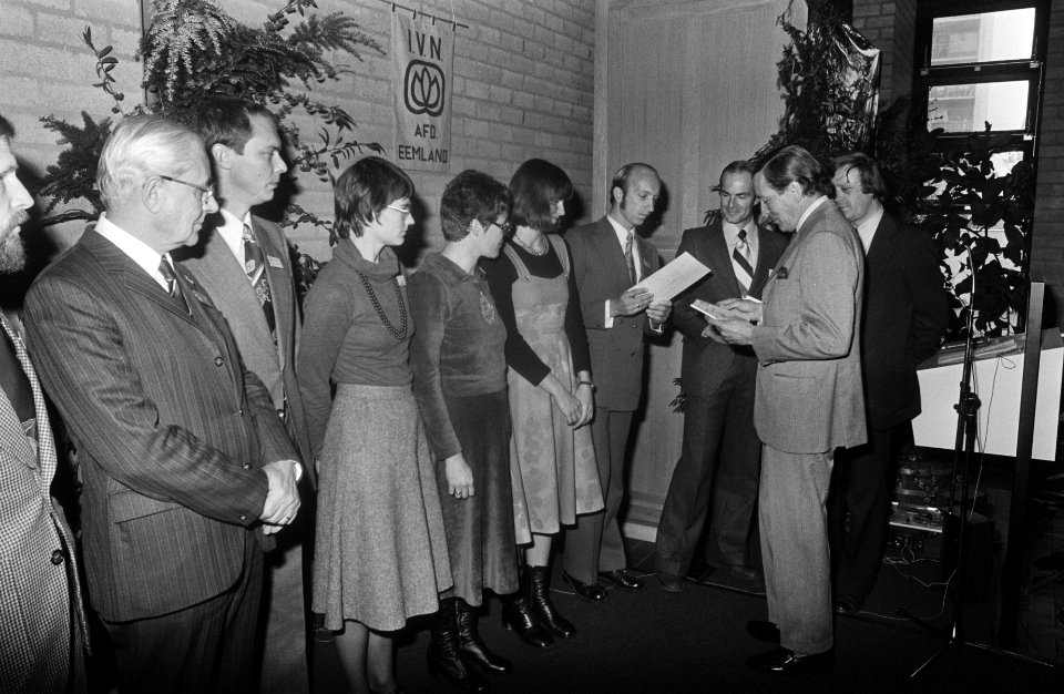Prins Claus reikt 2500ste diploma natuurgids uit in Soest Prins Claus tijdens, Bestanddeelnr 928-2551