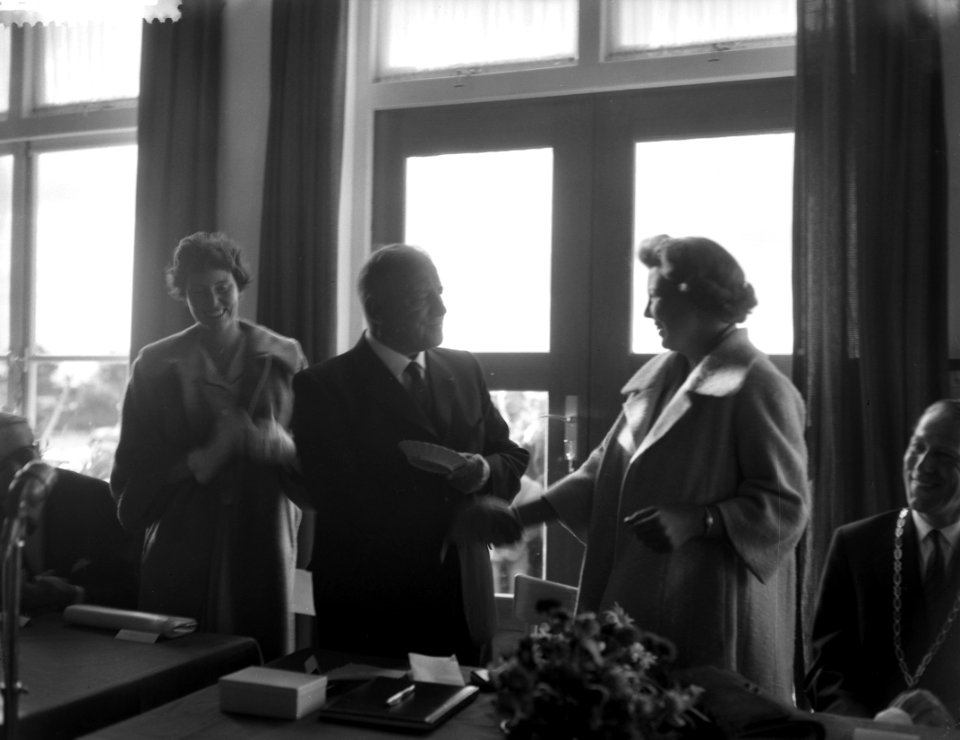 Prinses Beatrix bezoekt zeilwedstrijden op de Langweerderwielen te Langweer, Bestanddeelnr 910-6341
