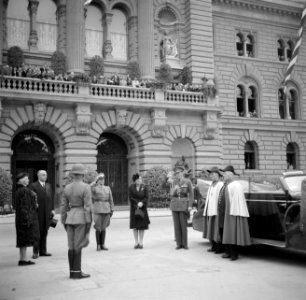 Prinses Juliana en prins Bernhard bij aankomst bij het Bondspaleis in Bern, Bestanddeelnr 252-1984
