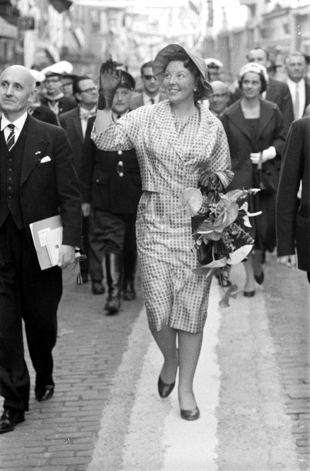 Prinses Beatrix bezoekt Limburg, Prinses Beatrix loopt over loper van zand door , Bestanddeelnr 911-2266
