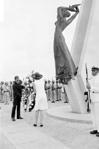 Prinses Beatrix en Claus op Curacao, hier leggen zij krans bij monument gevallen, Bestanddeelnr 919-3797