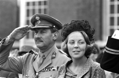 Prinses Beatrix bezoekt KMA te Breda, Prinses Beatrix met naast haar Prins Peter, Bestanddeelnr 916-8450