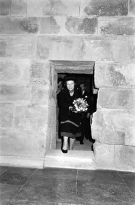 Prinses Beatrix bij het verlaten van de tempel, Bestanddeelnr 930-1985