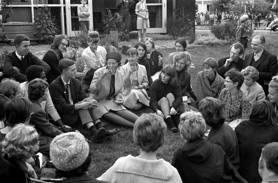 Prinses Beatrix bracht bezoek jeugdfestival Velp, thee drinken, Bestanddeelnr 914-2440