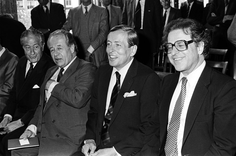 Prins Claus reikt dr. P. H. Heinekenprijs uit aan prof. Weissmann v.l.n.r. A. , Bestanddeelnr 932-1775