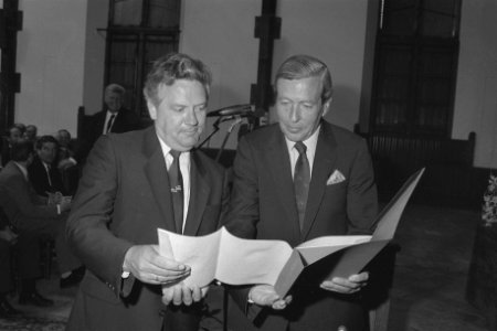Prins Claus reikt Koning Willem I Prijs 1984 uit aan Gist Brocades NV Claus be, Bestanddeelnr 933-0080