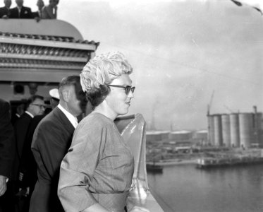 Prinses Beatrix doopte grootste tanker Esso Den Haag op Noordzee Op de Nieuwe, Bestanddeelnr 915-3323