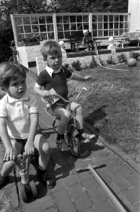 Prins Maurits (r) met een vakantievriendje, Bestanddeelnr 925-6669