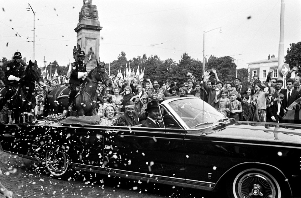 Prinses Beatrix en Claus von Amsberg worden met confetti bestrooid tijdens de ro, Bestanddeelnr 917-9190