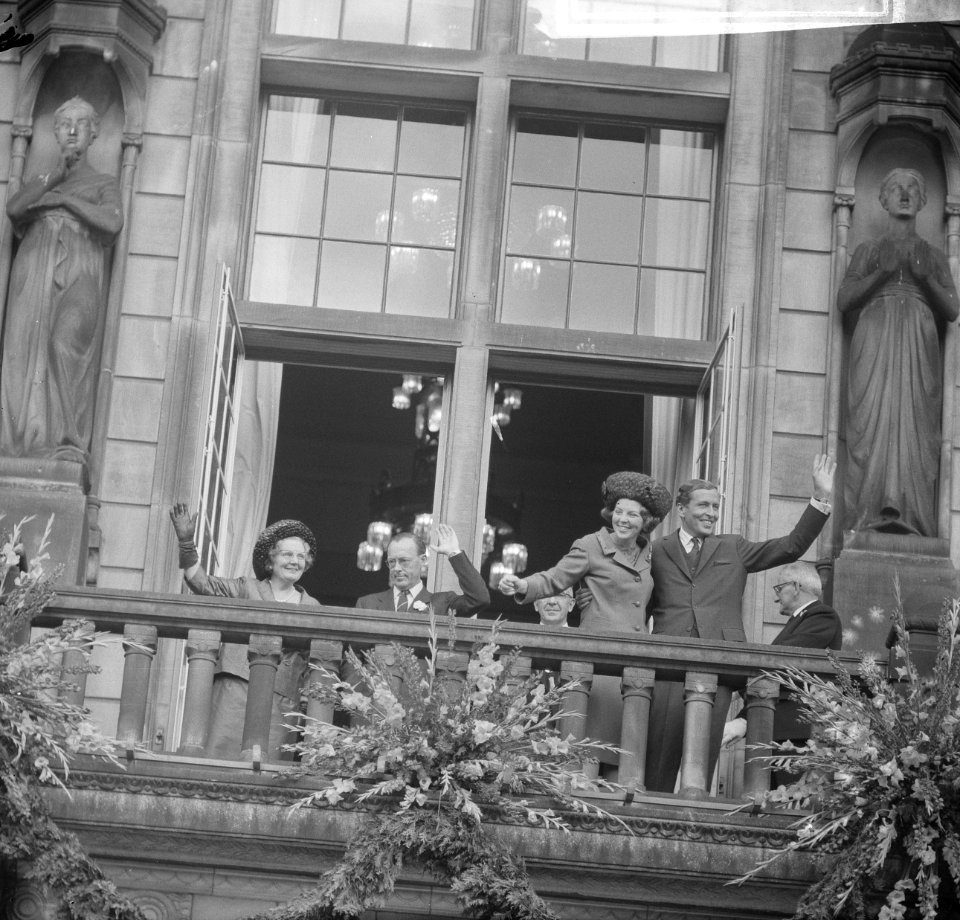 Prinses Beatrix en Claus bezoeken Rotterdam, verloofde paar op balkon, Bestanddeelnr 917-9499