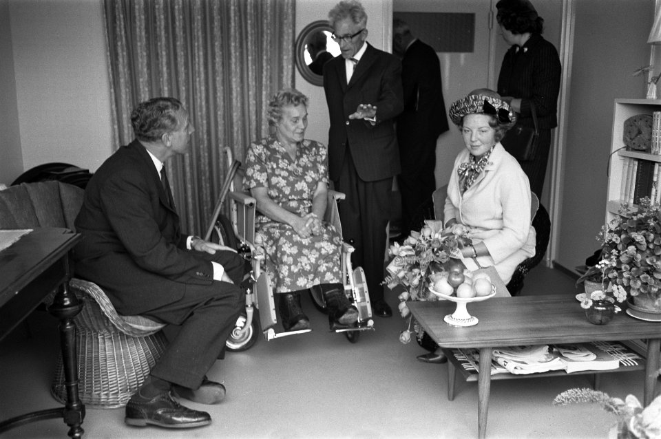 Prinses Beatrix bracht een bezoek aan een woning voor polio-patienten, vlnr , Bestanddeelnr 914-2950