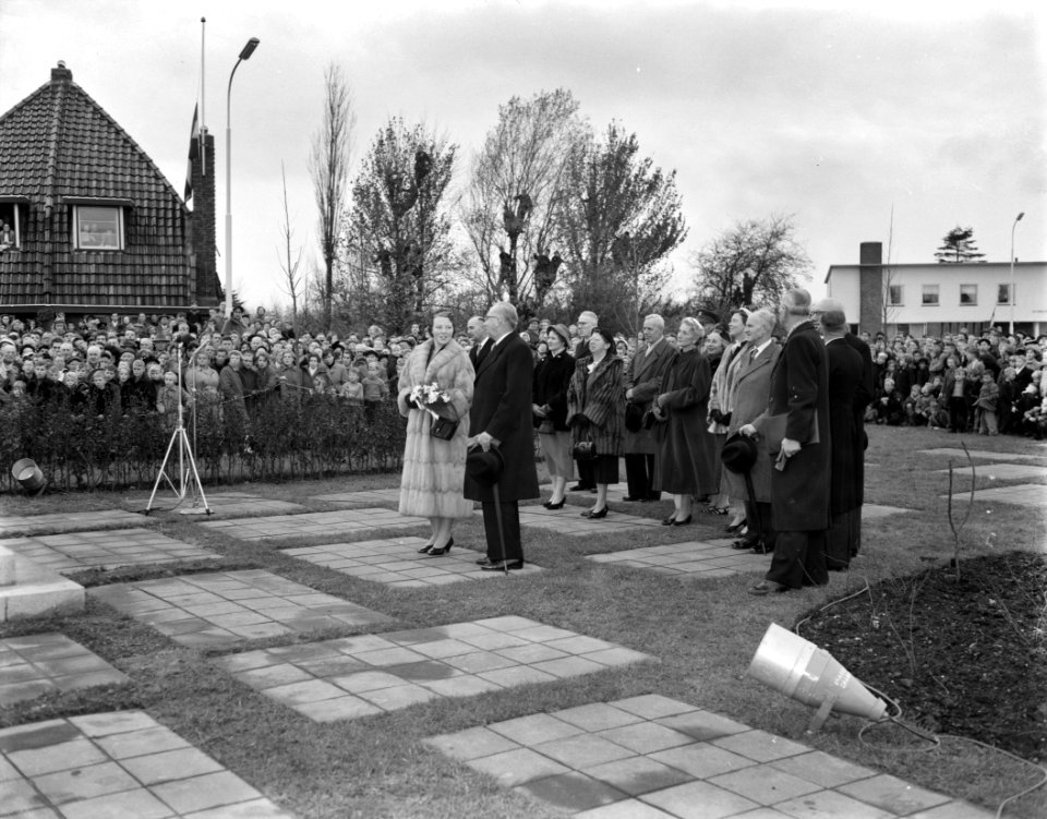 Prinses Beatrix bezoekt Delfzijl. Onthulling monument voor gevallen oud-leerling, Bestanddeelnr 908-1451