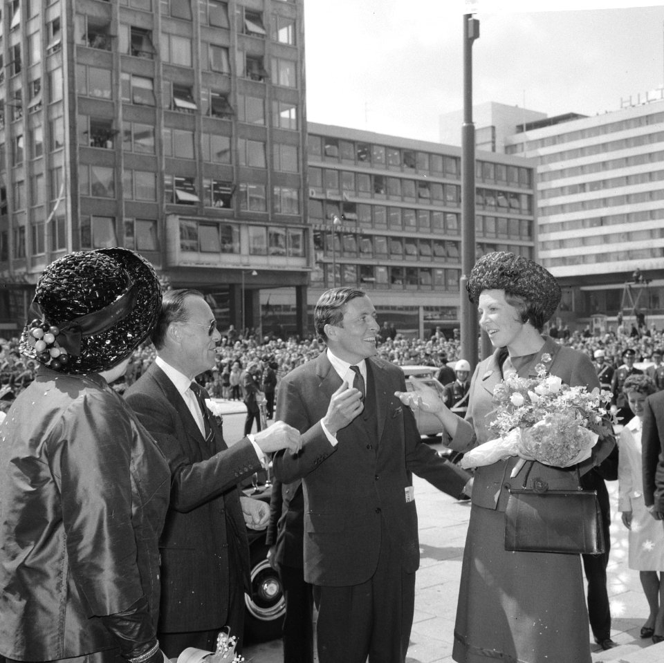 Prinses Beatrix en Claus bezoeken Rotterdam, Prinses Beatrix en Claus op balkon , Bestanddeelnr 917-9493