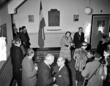 Prinses Beatrix bezoekt Delfzijl Onthulling monument voor gevallen oud-leerling, Bestanddeelnr 908-1452