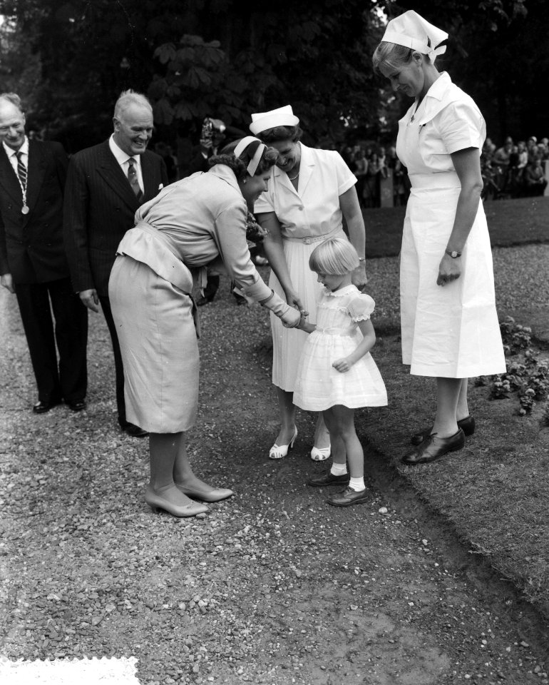 Prinses Beatrix bezoekt Friesland en Groningen, aanbieden bloemen, Bestanddeelnr 910-6328