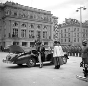Prinses Juliana en prins Bernhard arriveren bij het Bondspaleis in Bern, Bestanddeelnr 252-2003