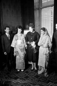 Prinses Beatrix bracht bezoek aan het Institute of Social Studies in Den Haag, Bestanddeelnr 914-3941